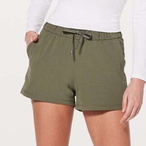 NEW Lululemon On The Fly Short *2.5" Sage size 4